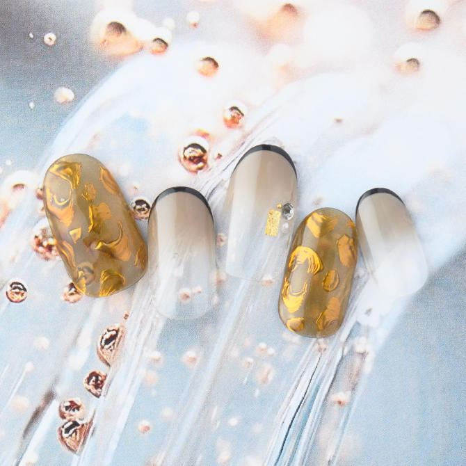 <center>ヒョウ柄ミラーは先端のブラックラインでクールにまとめて<br>(K09-ST11)</center>