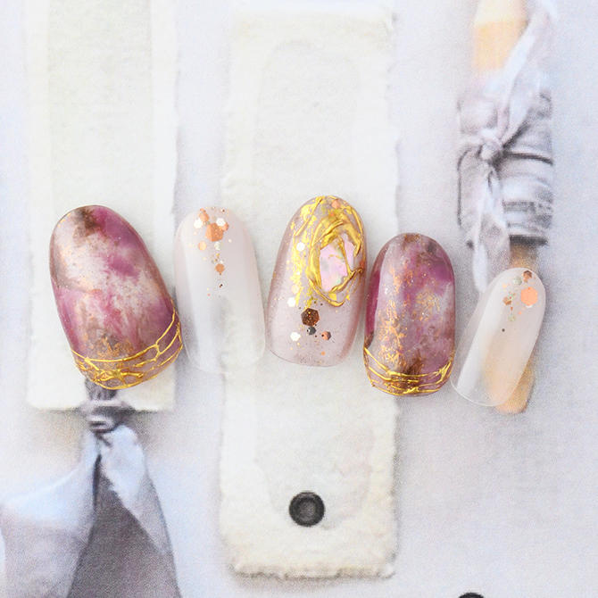 <center>立体感のあるシェル&ゴールドミラーが指先のアクセントに<br>(K09-P12)</center>