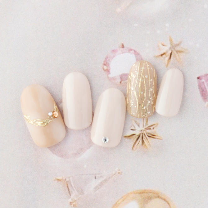 <center>秋の背景と好相性のベージュにミラーでおめかし<br>(K09-S12)</center>