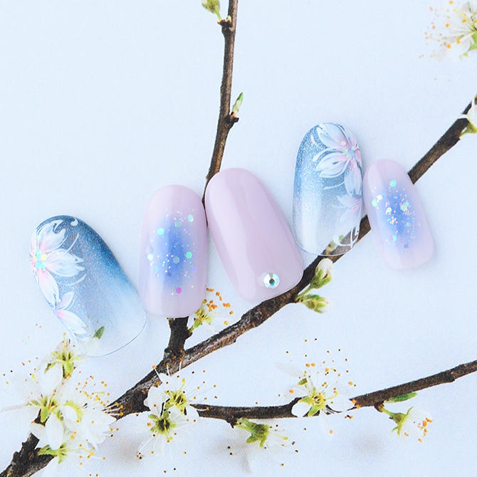 <center>ブルーの煌めきが幻想的に桜の静けさを指先へと導いて<br>(L02-CP1-P13)</center>