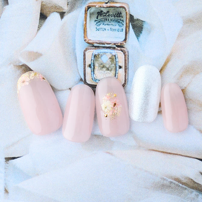 <center>柔らかな押し花を爪先に集めてゴールドラメのほのかな輝きを<br>(L02-CP1-S12)</center>