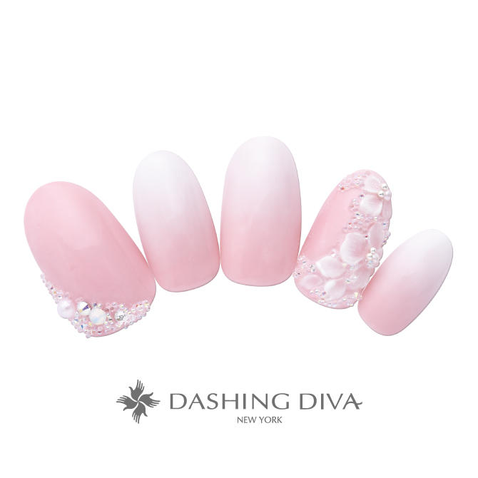 ピンクと白のグラデーションに繊細なフラワーで彩って ネイルデザイン ネイルサロンのダッシングディバ Dashing Diva