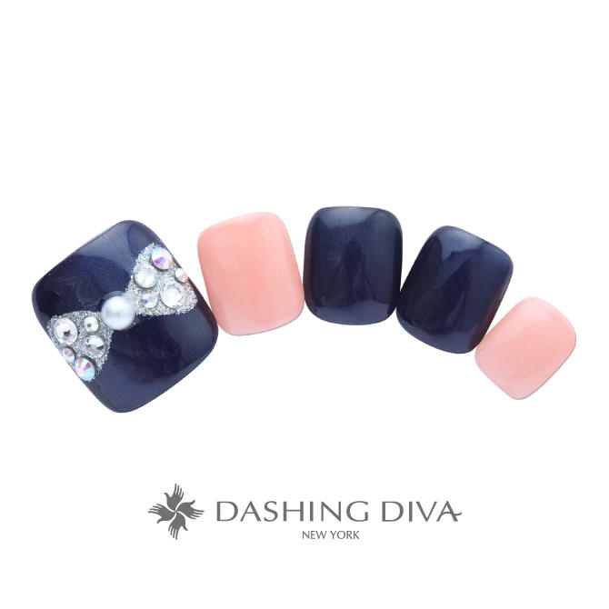 大きなビジューリボンが可愛らしいネイビーとピンクのフットネイル ネイルデザイン ネイルサロンのダッシングディバ Dashing Diva