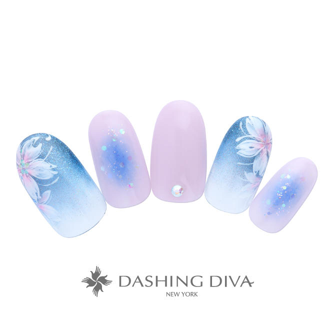 ブルーの煌めきが幻想的に桜の静けさを指先へと導いて (L02-CP1-P13)